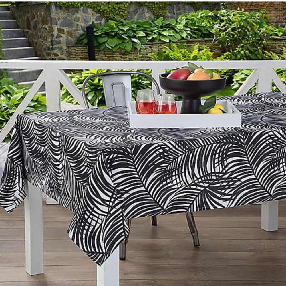 Kauai Indoor/Outdoor Tablecloth Black & White 60” x 84”
